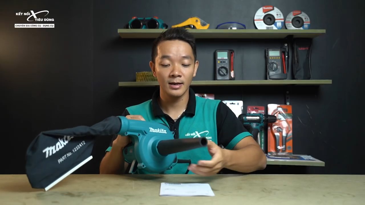 Ống nối của m&aacute;y thổi h&uacute;t bụi Makita UB1103 được l&agrave;m bằng cao su dẻo