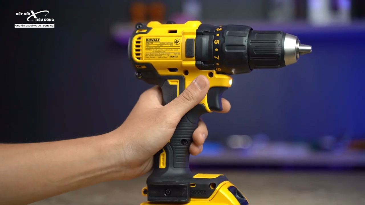 Dewalt DCD777 c&oacute; hai chế độ khoan thường v&agrave; vặn v&iacute;t, kh&ocirc;ng c&oacute; chế độ b&uacute;a
