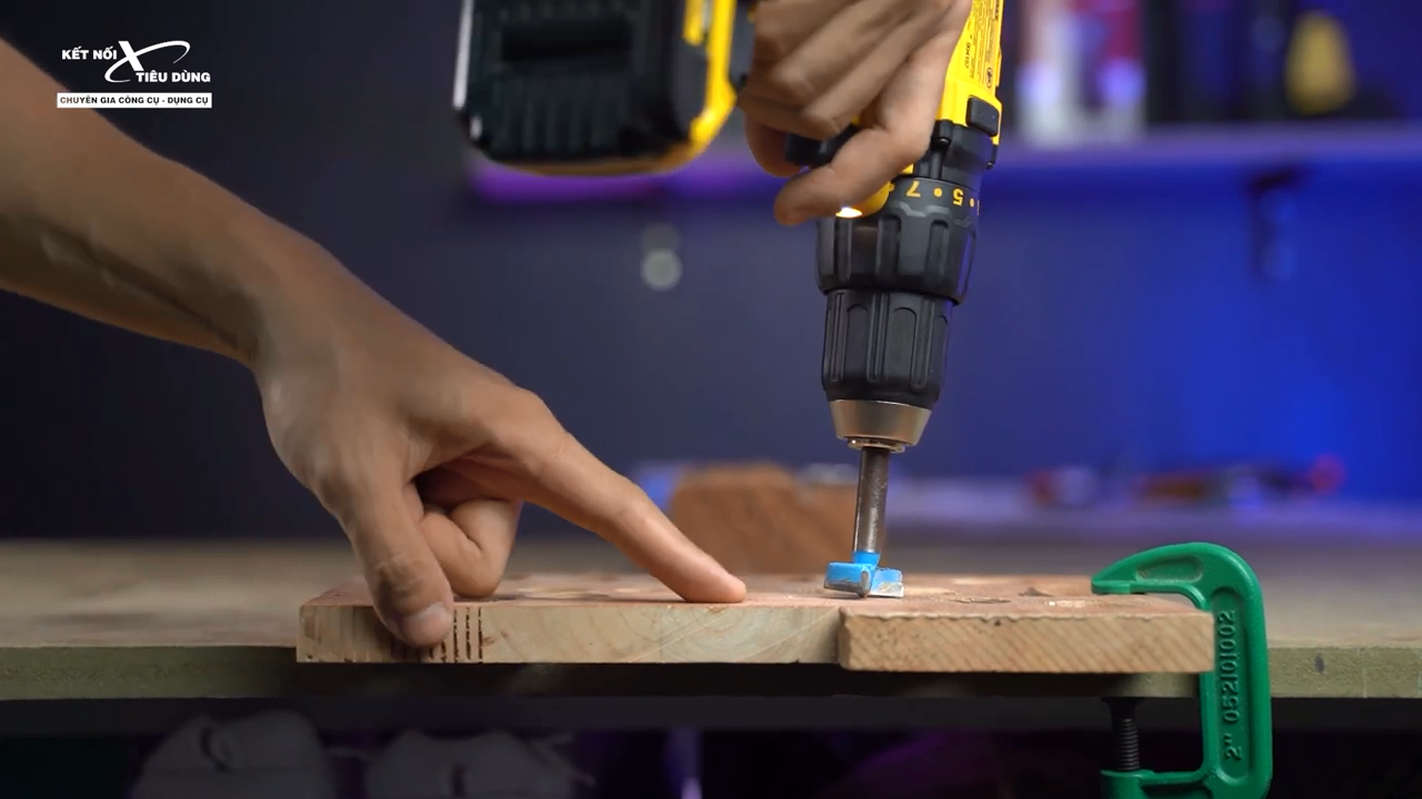 M&aacute;y khoan Dewalt DCD777 kh&ocirc;ng c&oacute; chế độ khoan b&uacute;a n&ecirc;n kh&ocirc;ng d&ugrave;ng để khoan tường