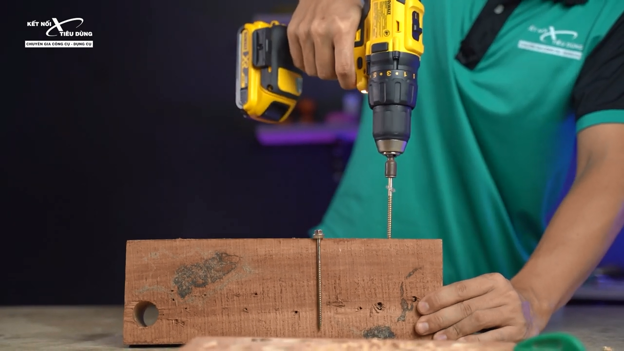 M&aacute;y khoan Dewalt DCD777 kh&ocirc;ng c&oacute; chế độ khoan b&uacute;a n&ecirc;n kh&ocirc;ng d&ugrave;ng để khoan tường