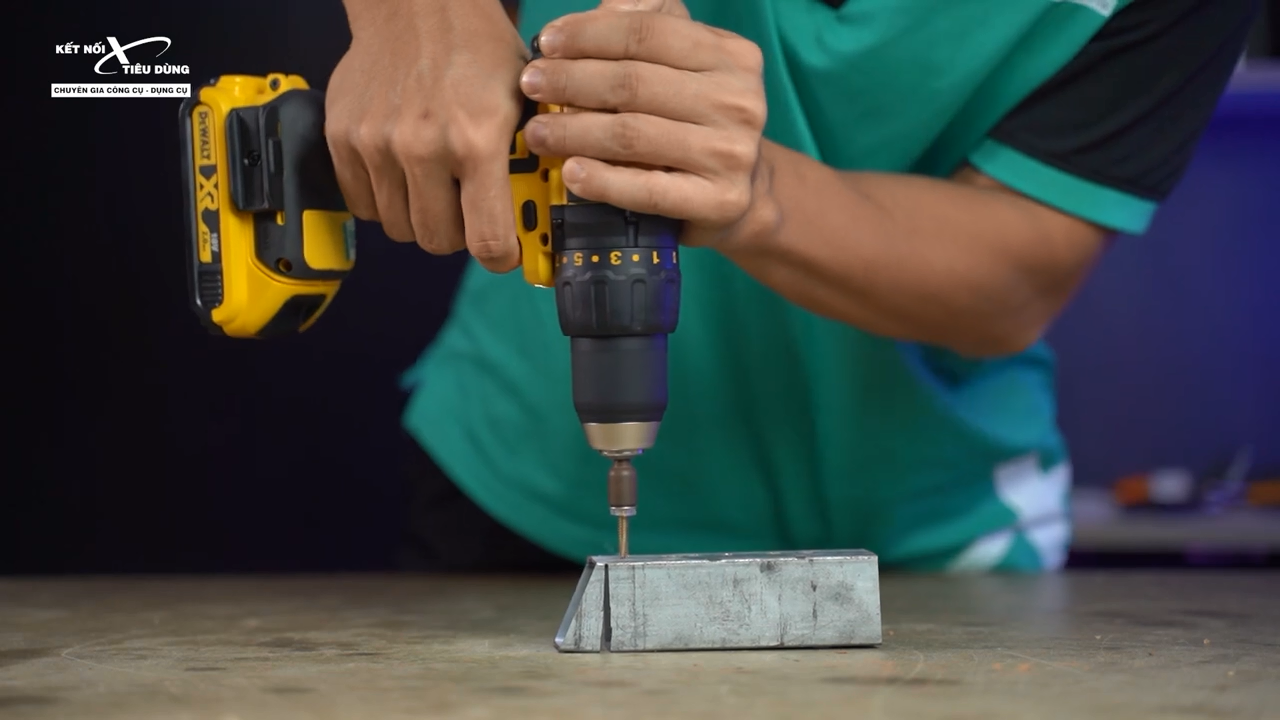 M&aacute;y khoan Dewalt DCD777 kh&ocirc;ng c&oacute; chế độ khoan b&uacute;a n&ecirc;n kh&ocirc;ng d&ugrave;ng để khoan tường