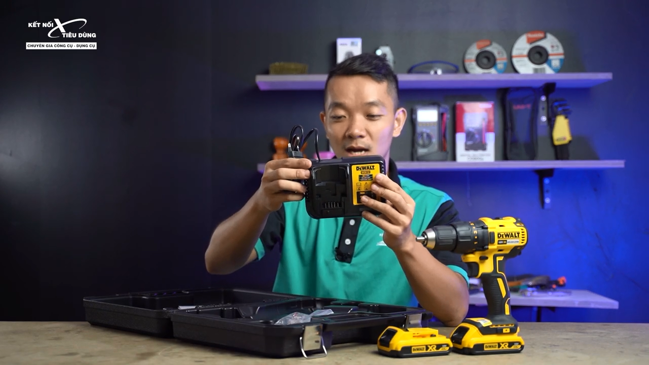 M&aacute;y khoan vặn v&iacute;t Dewalt DCD777 được đựng trong một chiếc hộp kh&aacute; đơn giản nhưng chắc chắn