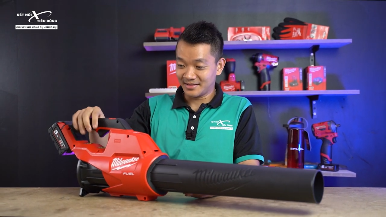 M&aacute;y thổi bụi Milwaukee M18 FBL c&oacute; thiết kế gọn nhẹ, c&ocirc;ng suất cực lớn gi&uacute;p thổi bụi thổi l&aacute; nhanh ch&oacute;ng