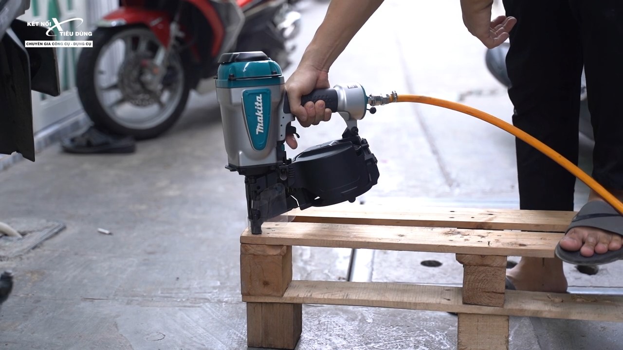M&aacute;y Makita AN760 dễ d&agrave;ng điều chỉnh độ n&ocirc;ng s&acirc;u của đinh khi thao t&aacute;c