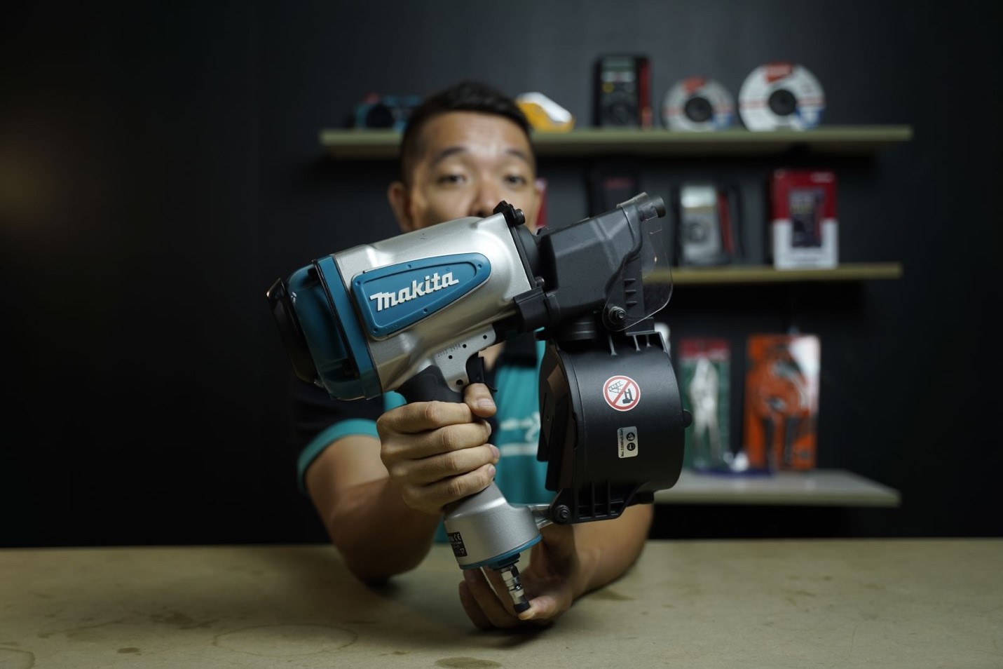 M&aacute;y Makita AN760 gi&uacute;p ho&agrave;n thiện c&ocirc;ng việc giai đoạn cuối dễ d&agrave;ng