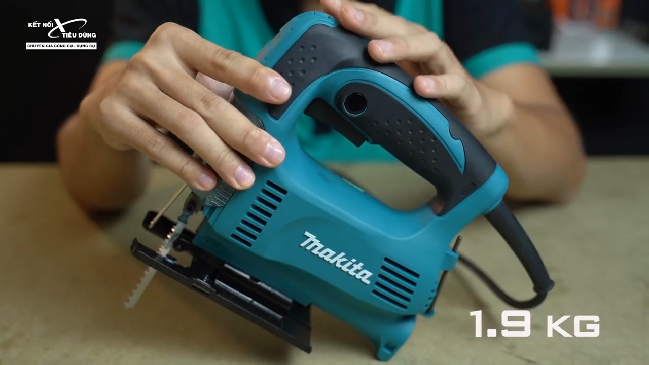 M&aacute;y cưa lọng Makita 4327 c&oacute; trọng lượng nhẹ nhờ thiết kế tối giản