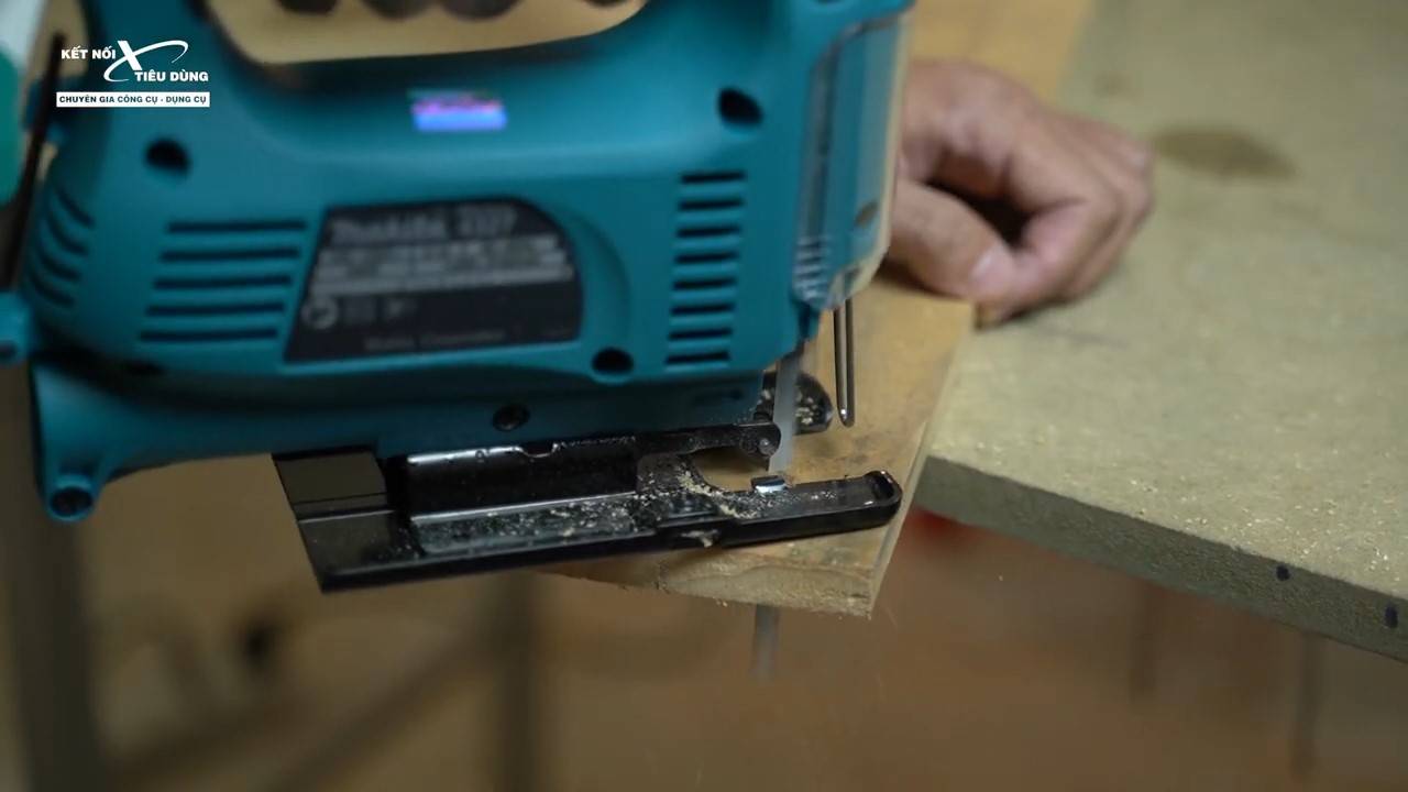 Makita 4327 tạo ra những đường cưa mịn, dứt kho&aacute;t tr&ecirc;n gỗ