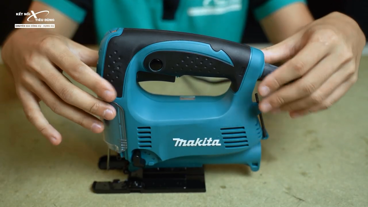 Makita 4328 c&oacute; thiết kế gọn nhẹ gi&uacute;p thao t&aacute;c cưa linh hoạt tr&ecirc;n c&aacute;c loại vật liệu kh&aacute;c nhau