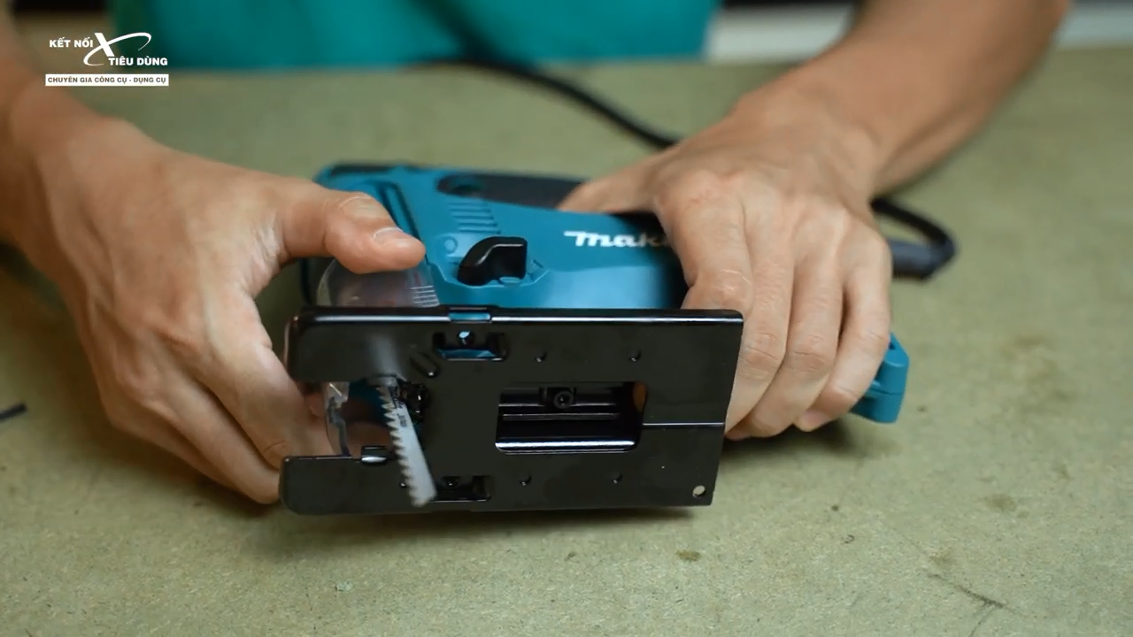 M&aacute;y Makita 4328 c&oacute; trang bị đế điều chỉnh g&oacute;c nghi&ecirc;ng để cưa cắt vật liệu dễ d&agrave;ng