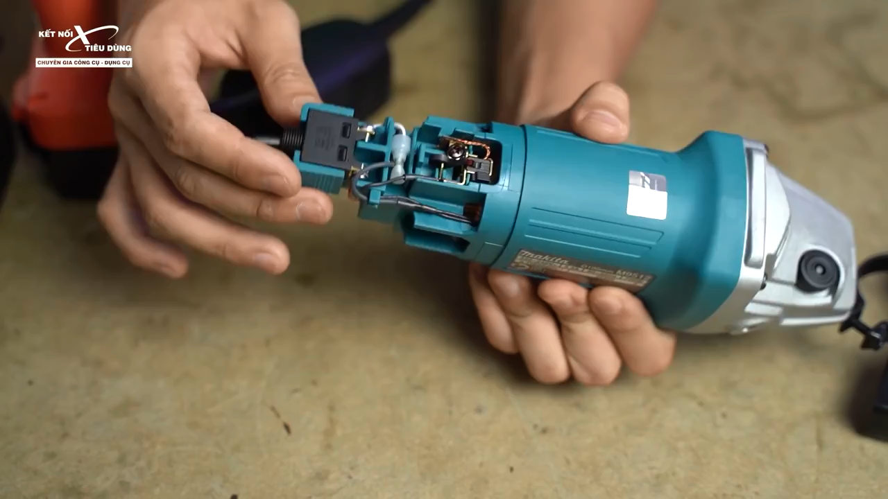 Kết cấu của m&aacute;y m&agrave;i Makita cũng rất đơn giản, dễ d&agrave;ng thay thế động cơ b&ecirc;n trong 