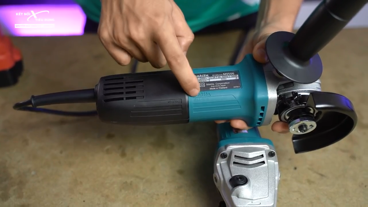 M&aacute;y được l&agrave;m kh&aacute; tinh xảo với logo h&igrave;nh chữ Makita in ch&igrave;m tr&ecirc;n th&acirc;n m&aacute;y