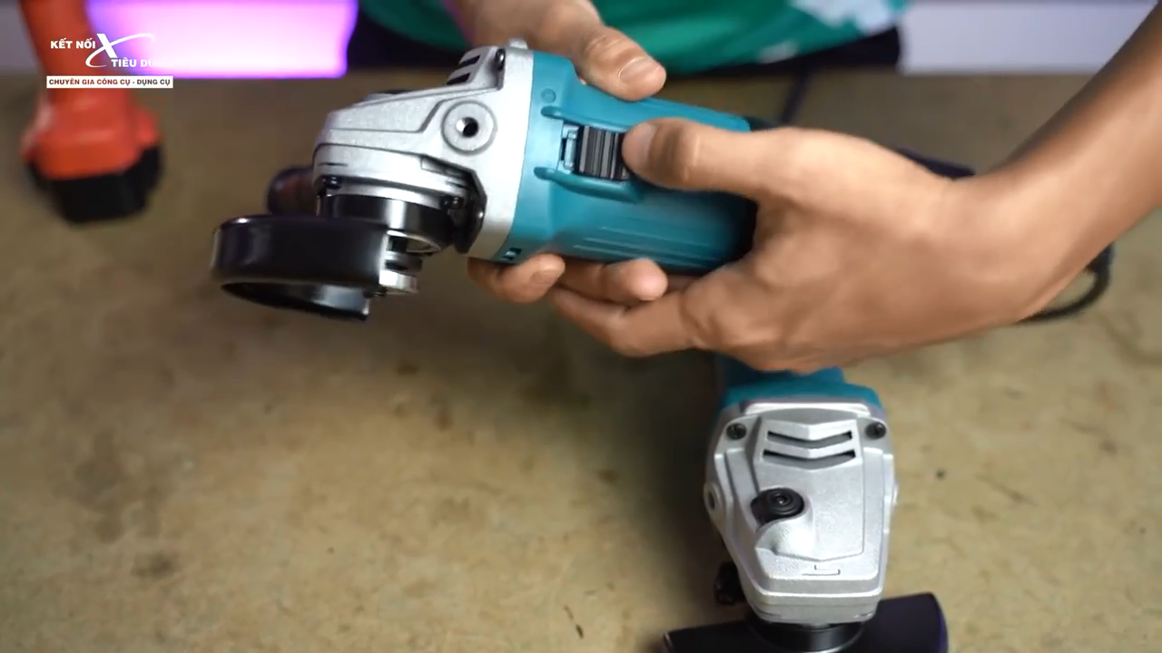 Makita M9506B thiết kế c&ocirc;ng tắc b&ecirc;n h&ocirc;ng m&aacute;y điều chỉnh rất dễ d&agrave;ng