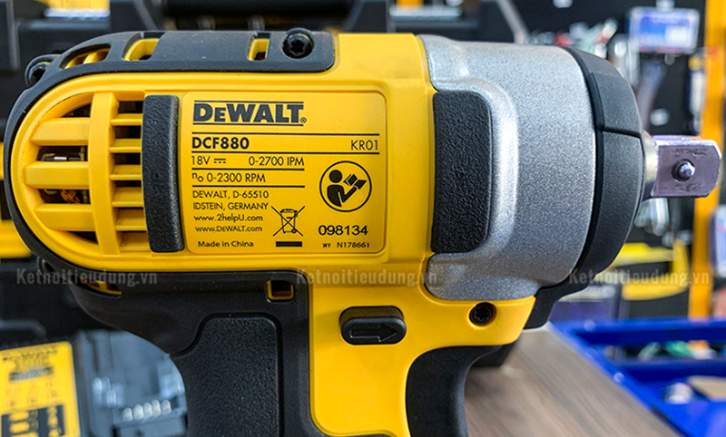 máy vặn bu lông dùng pin 18V Dewalt DCF880M1