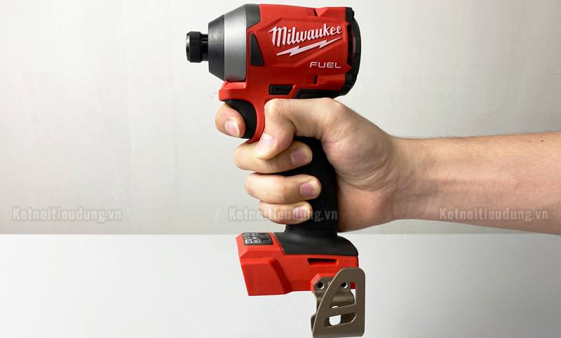 Trọng lượng nhẹ chỉ khoảng 1.7 Kg l&agrave; một thế mạnh gi&uacute;p con m&aacute;y được nhiều anh thợ ưa chuộng