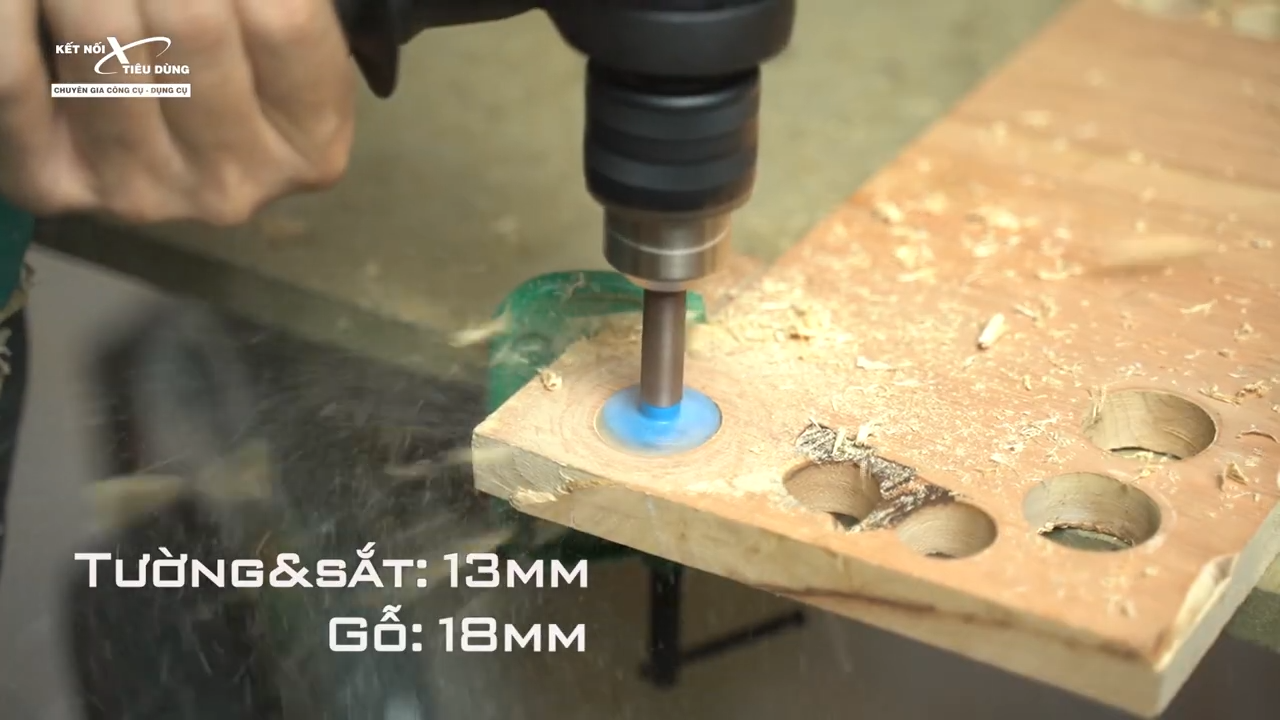 Thử nghiệm khoan gỗ v&agrave; khoan th&eacute;p cực kỳ nhanh ch&oacute;ng của m&aacute;y khoan Maktec MT871 v&agrave; MT60 