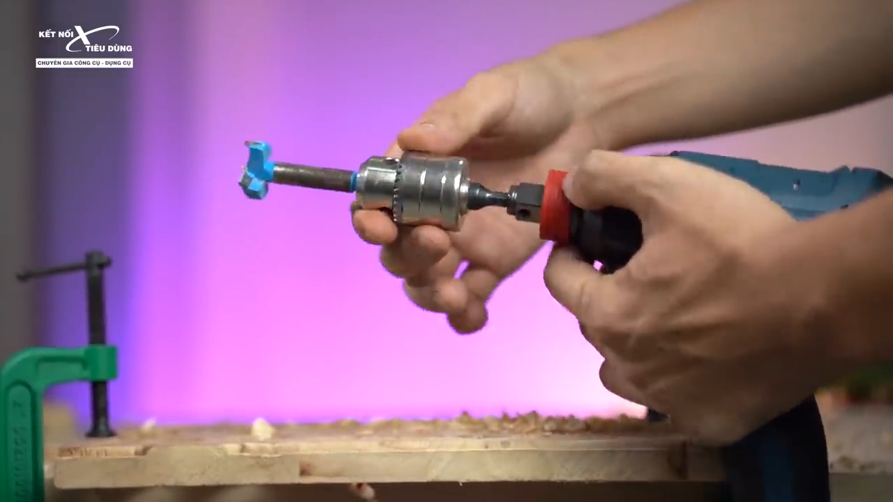 Bosch GDX 180LI c&oacute; thiết kế đầu kẹp t&iacute;ch hợp kh&aacute; đa năng, vừa c&oacute; thể vặn bu l&ocirc;ng vừa c&oacute; thể bắn v&iacute;t