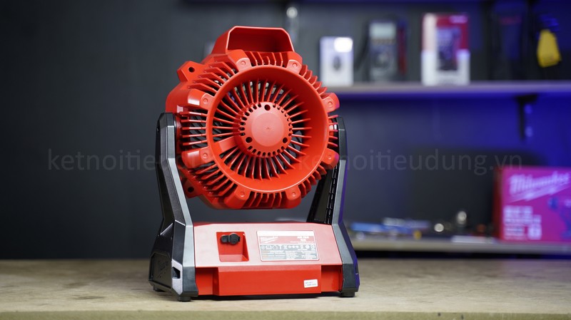 Milwaukee M18 AF-0 sử dụng pin 18V mang đến khả năng vận h&agrave;nh ổn định, đ&aacute;p ứng tốt nhu cầu l&agrave;m m&aacute;t của người d&ugrave;ng