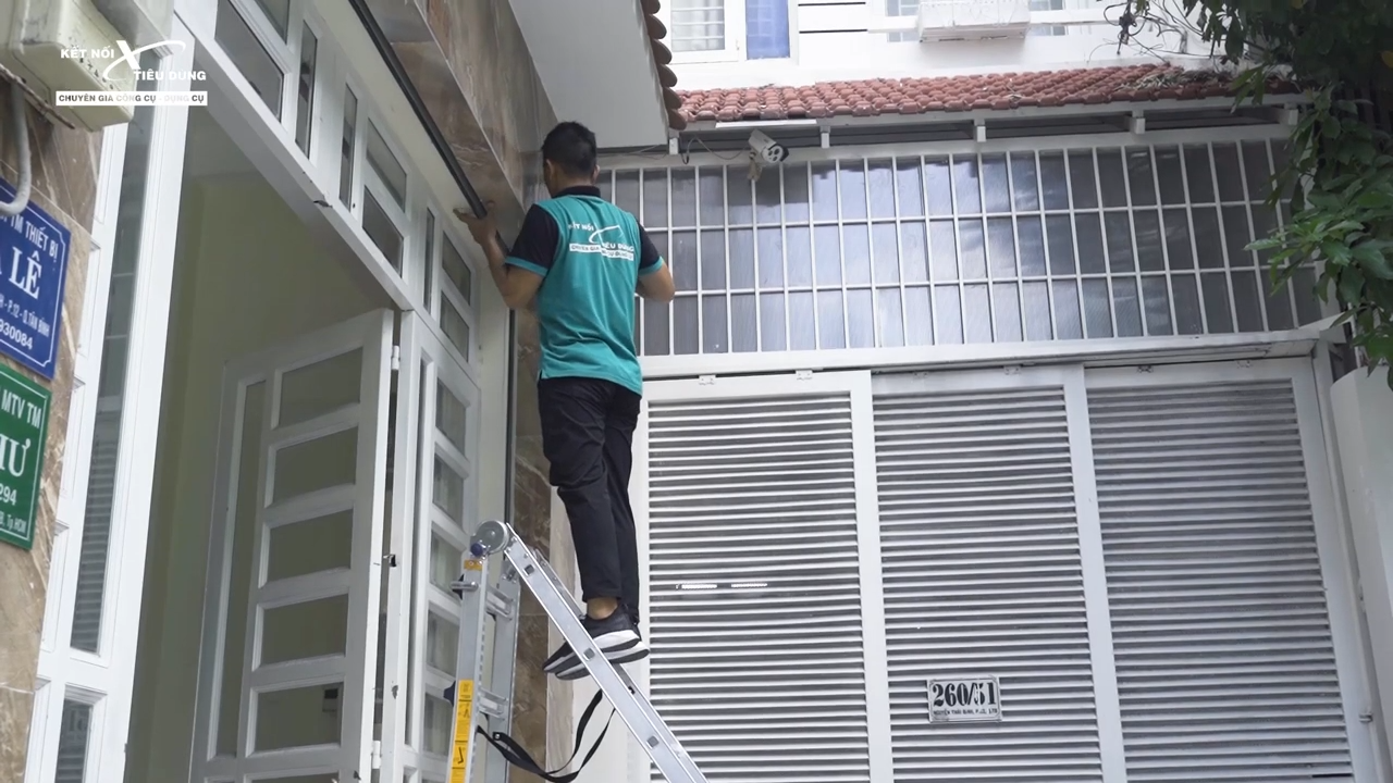 Để thang PS-45 ở dạng một b&ecirc;n cao, một b&ecirc;n thấp cố định lại