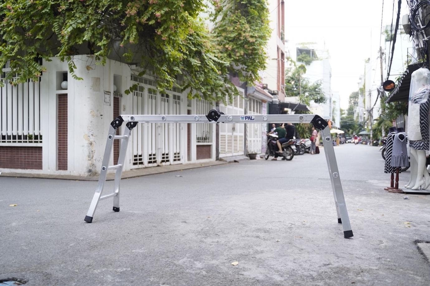 thang gấp h&igrave;nh chữ U với nhiều t&iacute;nh năng đặc biệt