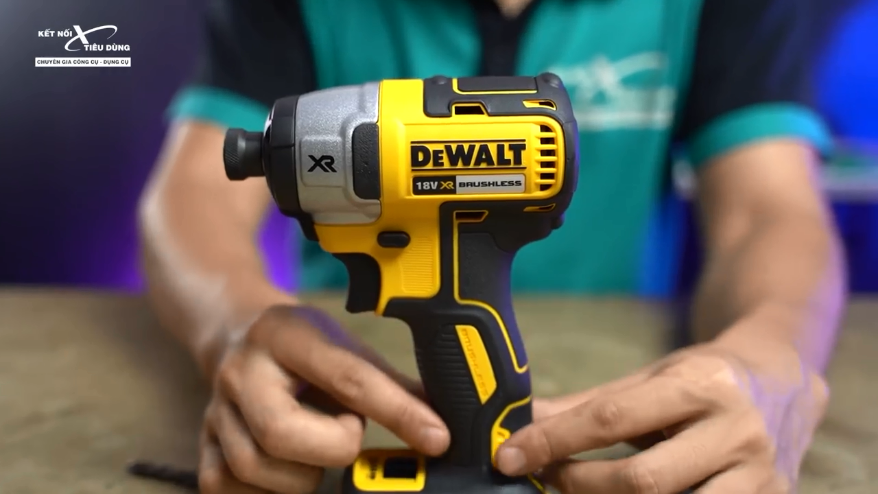 Mua m&aacute;y vặn v&iacute;t d&ugrave;ng pin Dewalt DCF887 ch&iacute;nh h&atilde;ng gi&aacute; tốt ở đ&acirc;u?