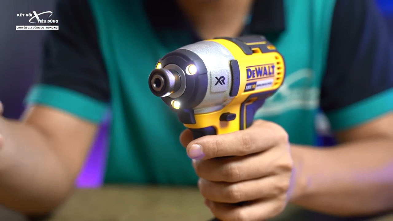 Đ&egrave;n trợ s&aacute;ng thiết kế v&ocirc; c&ugrave;ng th&ocirc;ng minh gi&uacute;p cung cấp &aacute;nh s&aacute;ng tốt m&agrave; kh&ocirc;ng tạo b&oacute;ng che khuất đầu v&iacute;t