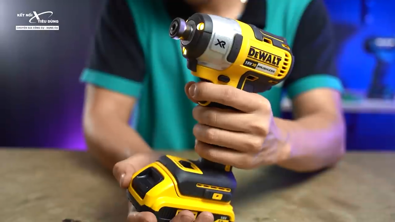 M&aacute;y bắn v&iacute;t Dewalt DCF887 l&agrave; d&ograve;ng m&aacute;y vặn v&iacute;t &ldquo;chuẩn Mỹ&rdquo; sử dụng động cơ kh&ocirc;ng chổi than cho khả năng vận h&agrave;nh ổn  định, bền bỉ