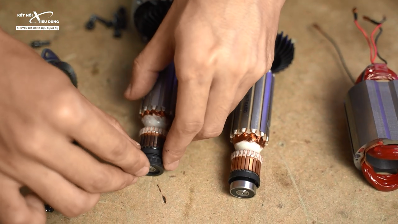 Th&aacute;o v&ograve;ng đệm cao su tr&ecirc;n v&ograve;ng bi của rotor cũ v&agrave; gắn v&agrave;o rotor mới