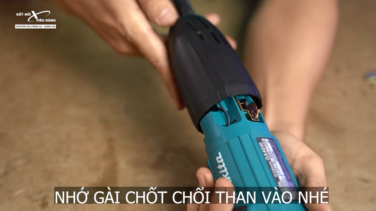 Anh Em lưu &yacute; c&agrave;i chốt chổi than v&agrave;o một c&aacute;ch cẩn thận sau khi thay mới rotor