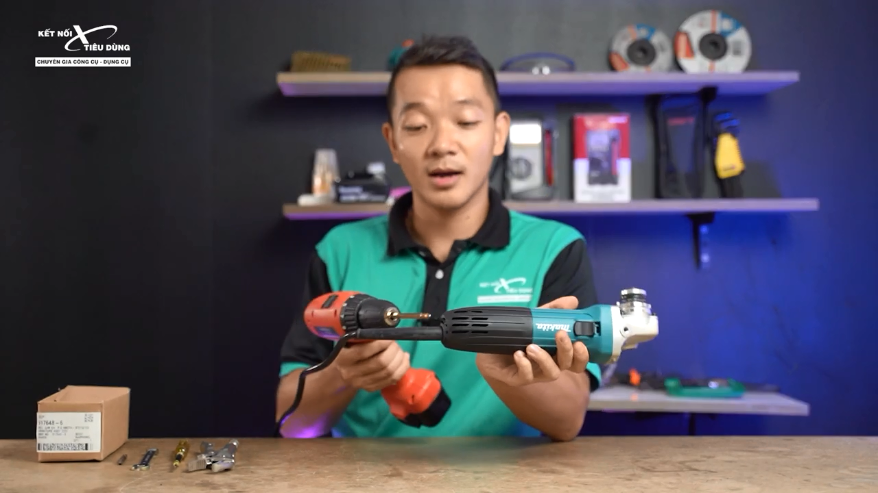 Mở v&iacute;t th&aacute;o phần đu&ocirc;i m&aacute;y ra để thay mới chổi than