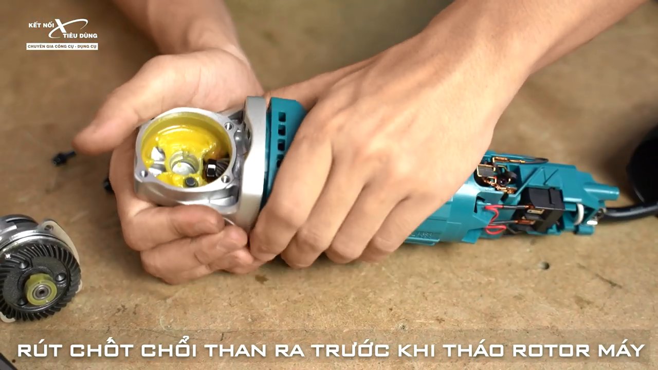 Anh Em cần r&uacute;t chốt chổi than ra trước khi th&aacute;o rotor m&aacute;y