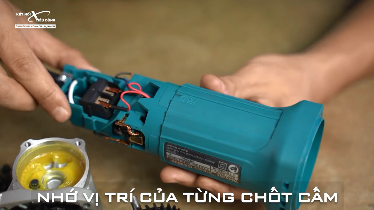 Nhớ vị tr&iacute; c&aacute;c chốt cắm để lắp lại cho ch&iacute;nh x&aacute;c