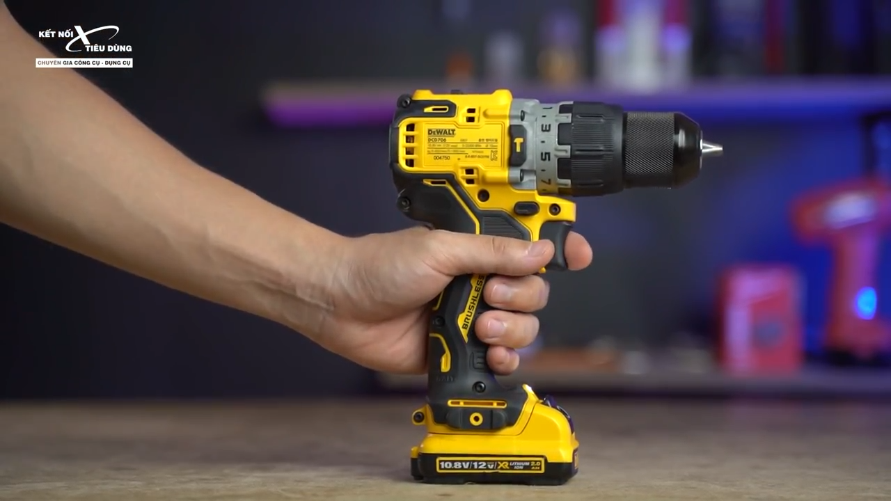 Thiết kế m&aacute;y khoan Dewalt nhỏ gọn, vừa vặn cầm tay hỗ trợ người d&ugrave;ng thao t&aacute;c linh hoạt