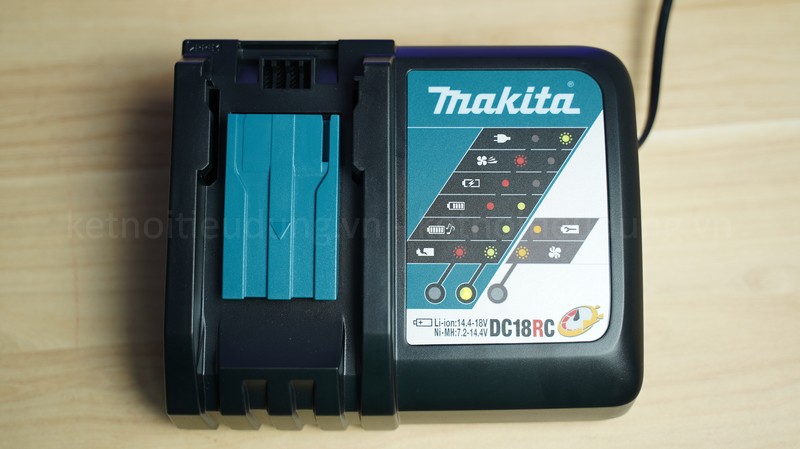 Cách đọc đèn báo sạc pin Makita DC18RC, DC18SD - Tính năng đỉnh ít người biết của sạc pin Makita