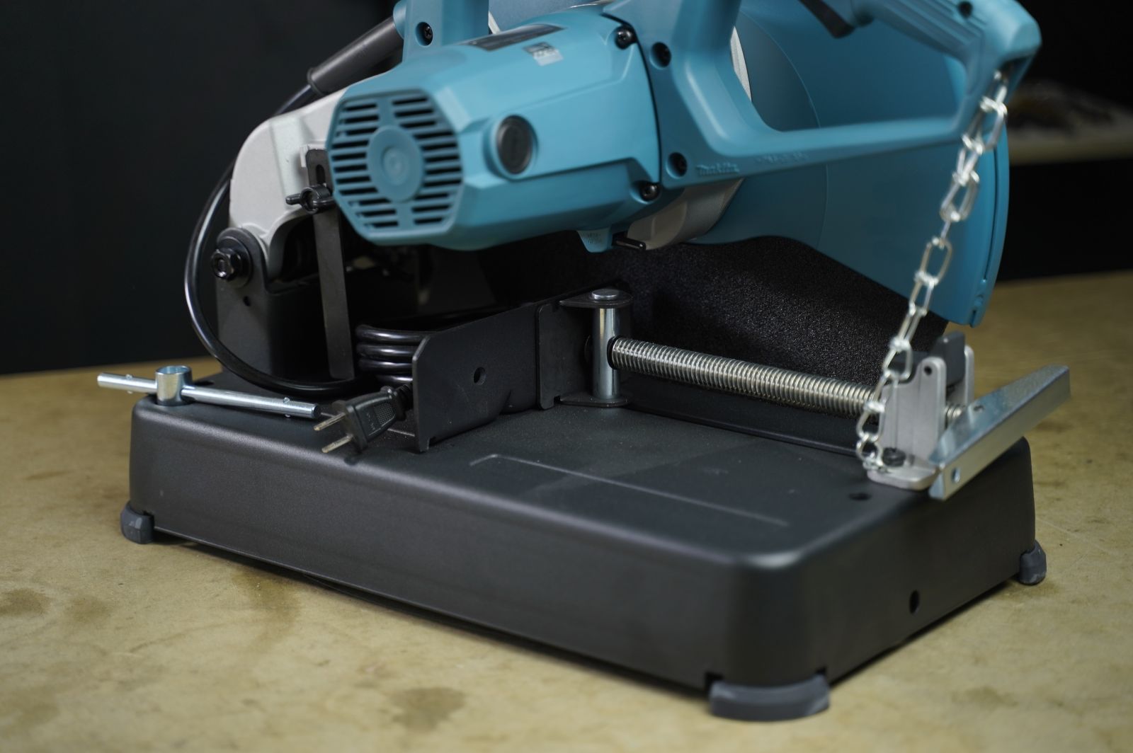 Nên mua máy cắt sắt Makita nào trong tầm giá 2 triệu: Makita M2402B, M2400B, M2401B, M2403B?