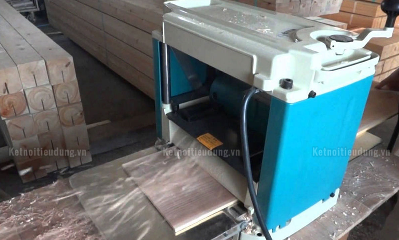 Ra đời m&aacute;y b&agrave;o gỗ hiện đại vậy xu hướng b&agrave;o tay c&oacute; c&ograve;n hữu &iacute;ch?