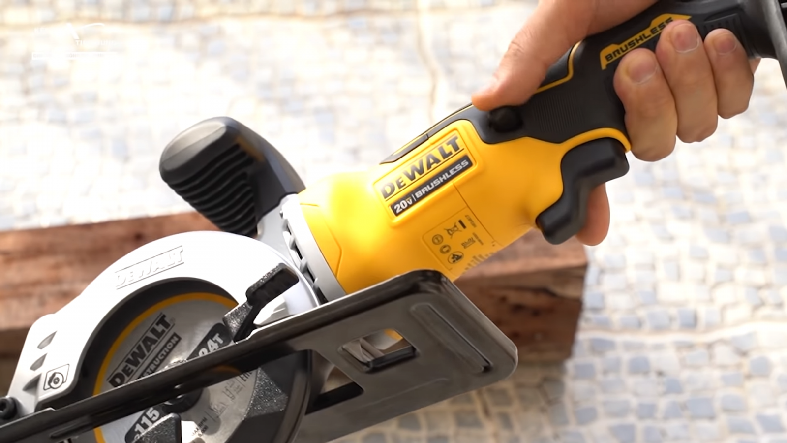 Review m&aacute;y cưa đĩa Dewalt DCS571N mớ ra mắt thiết kế qu&aacute; đỉnh: gọn, mạnh, cơ động, đa t&iacute;nh năng