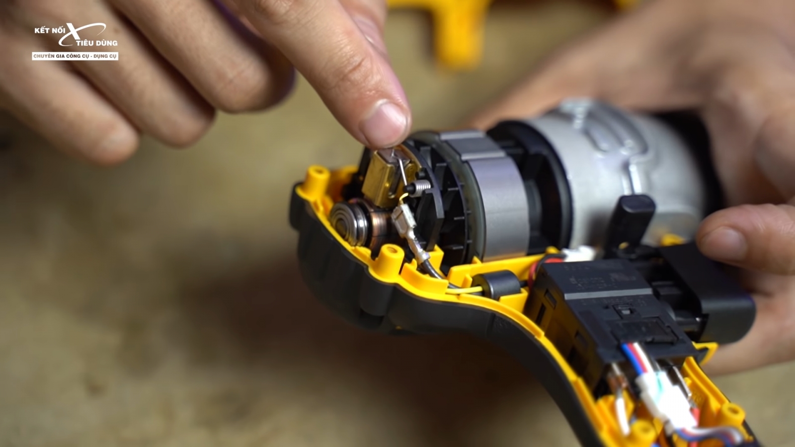 So s&aacute;nh m&aacute;y bắn v&iacute;t Dewalt DCF885 (chổi than) - DCF 887 (kh&ocirc;ng chổi than), loại n&agrave;o ngon hơn?